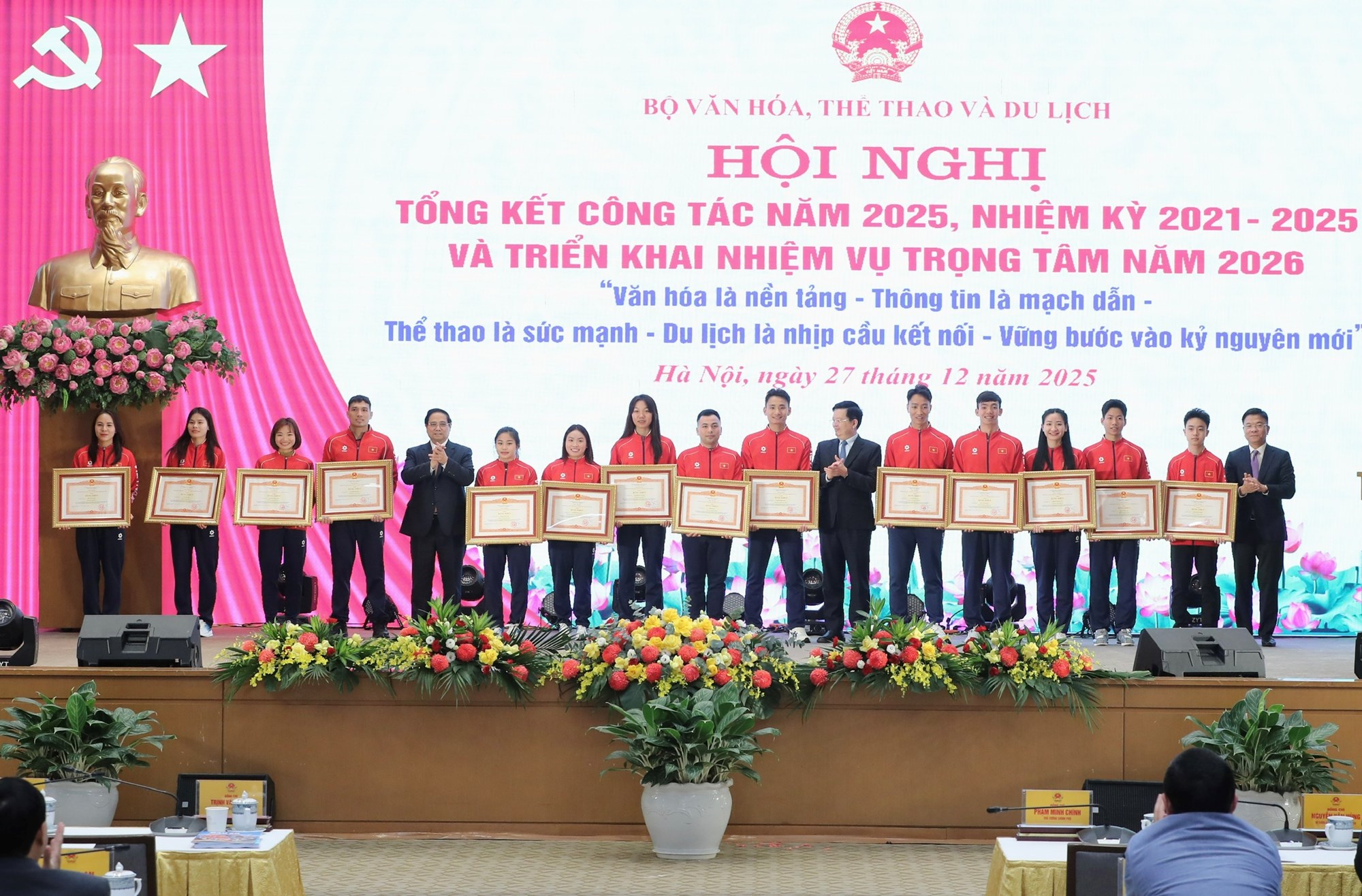 Tôn vinh những cá nhân, tập thể đóng góp tiêu biểu cho ngành VHTTDL - ảnh 2