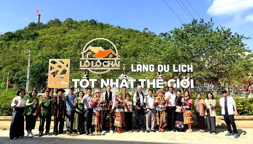 Đoàn đại biểu tham quan làng du lịch cộng đồng Lô Lô Chải cùng người dân địa phương