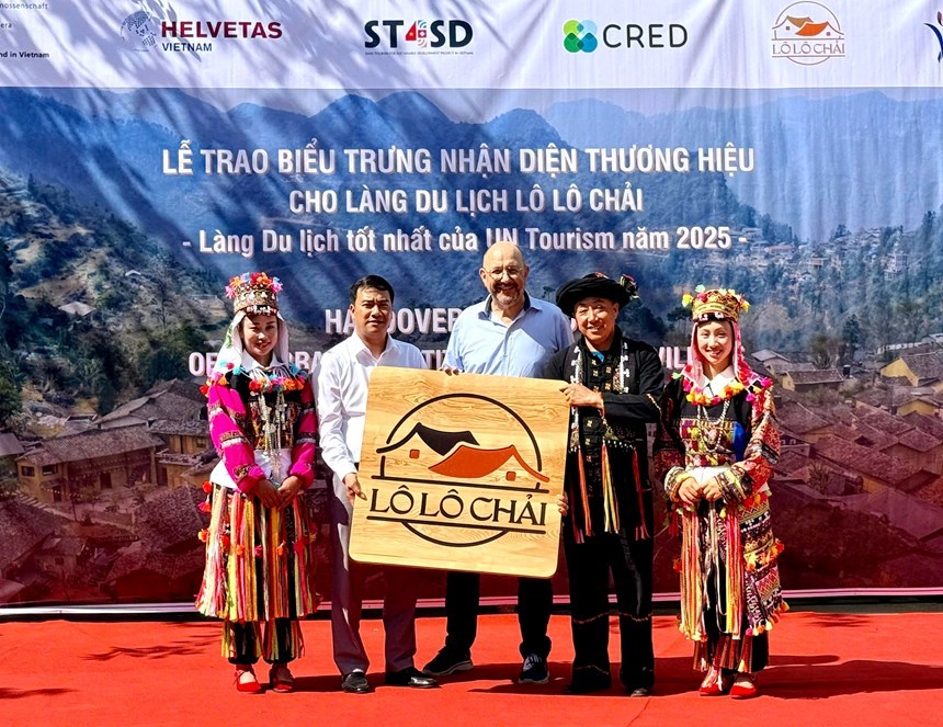 Đại diện thôn Lô Lô Chải nhận biểu trưng nhận diện thương hiệu của UN Tourism