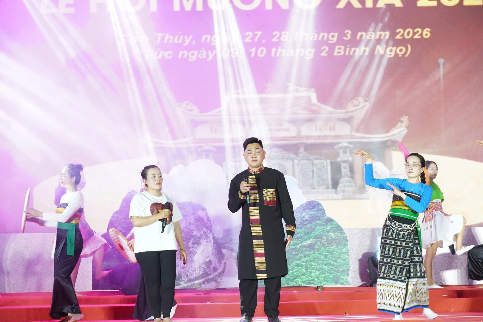 Trình diễn trang phục dân tộc Thái tại lễ hội