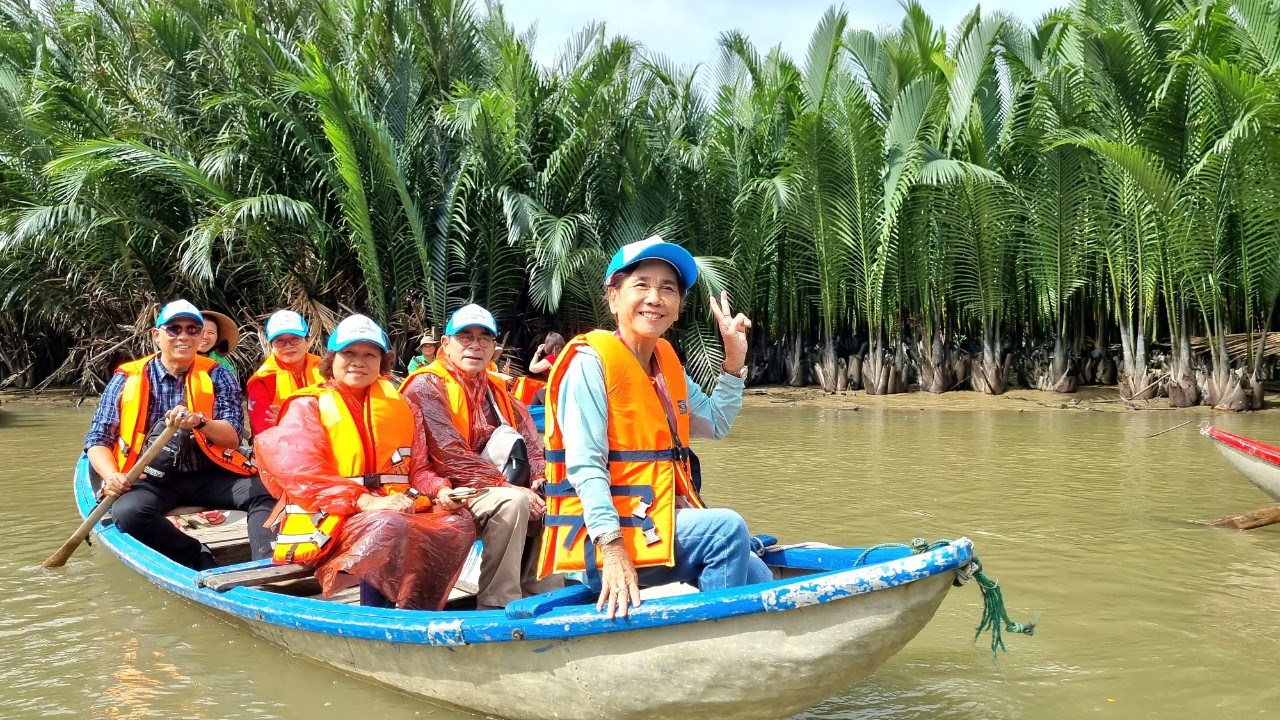 Du khách trải nghiệm tham quan rừng ngập mặn bằng thuyền