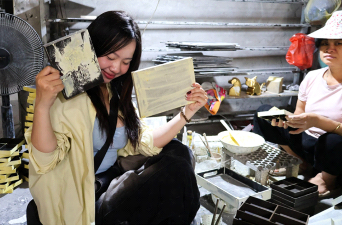 Công đoạn làm vóc trong quy trình tạo tranh sơn mài truyền thống Việt Nam