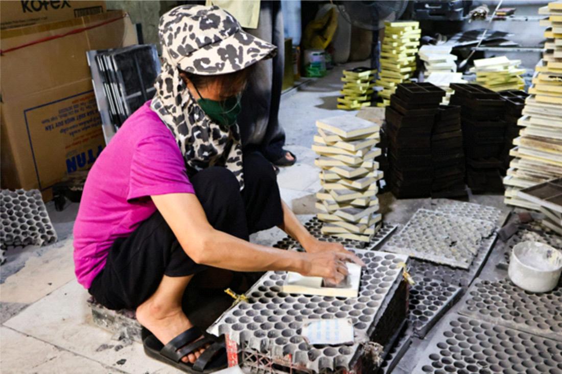 Công đoạn làm vóc nền gỗ trong quy trình sản xuất sơn mài