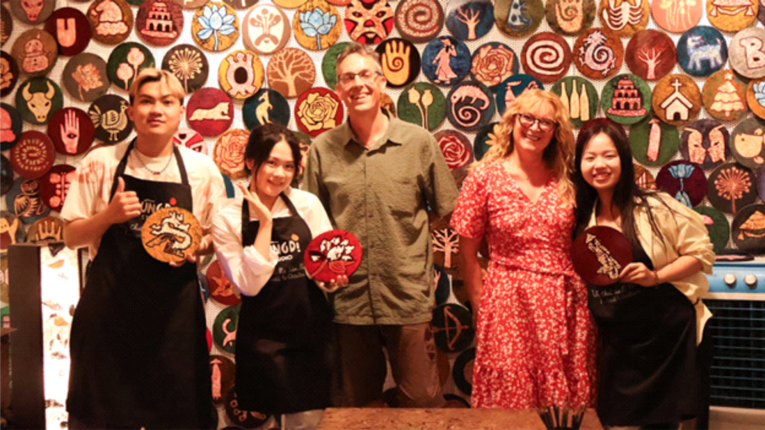 Du khách tham gia workshop trải nghiệm làm tranh sơn mài tại Hạ Thái