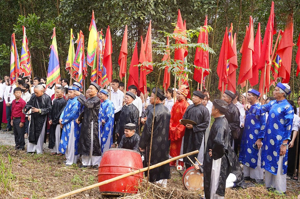 Cờ hội rực sắc trong đoàn rước tại Lễ hội Đình Thi ở Như Xuân
