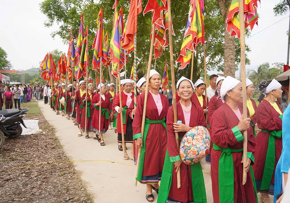 Đoàn cờ quạt truyền thống tham gia Lễ hội Đình Thi tại Như Xuân