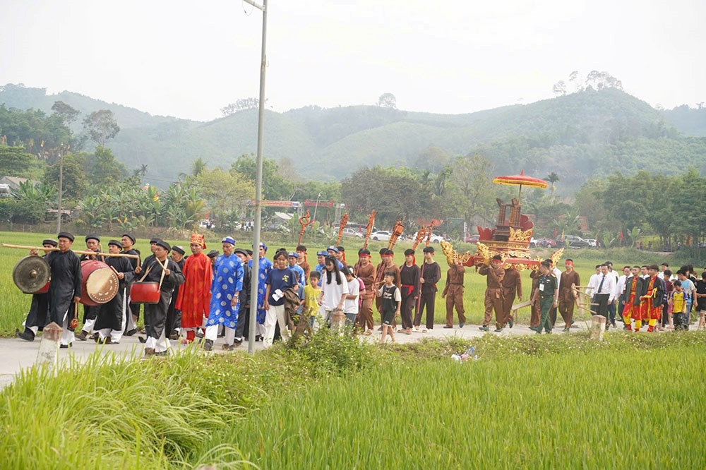 Người dân địa phương tham gia đoàn rước kiệu tại Lễ hội Đình Thi Thanh Hóa