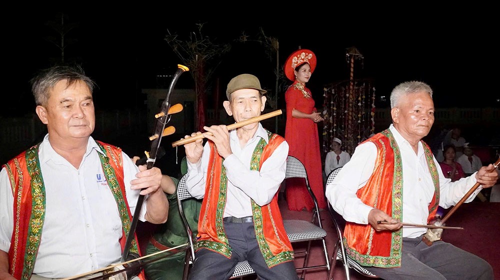 Đội văn nghệ thôn Phú Sơn nhận giải nhất hội thi văn nghệ quần chúng tại Mậu Lâm