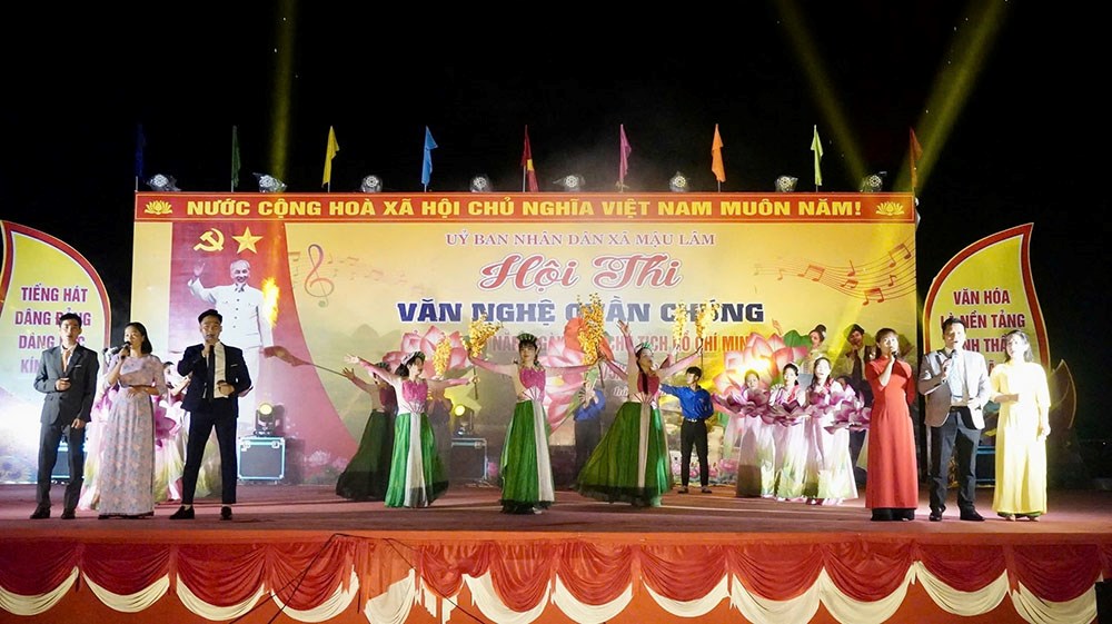 Đội văn nghệ thôn bản biểu diễn tại hội thi văn nghệ quần chúng xã Mậu Lâm