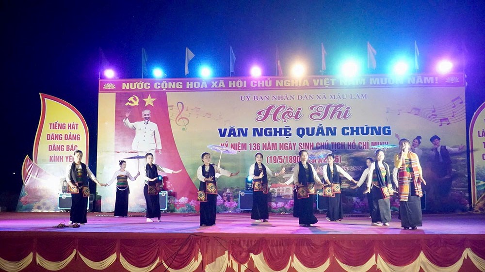 Sân vận động xã Mậu Lâm rực sáng trong đêm hội văn nghệ quần chúng