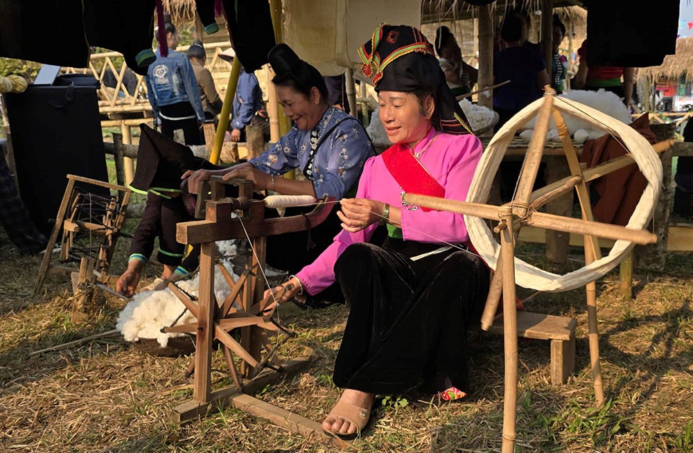 Nghệ nhân dân tộc thiểu số dệt thổ cẩm thủ công, gìn giữ nghề truyền thống qua nhiều thế hệ