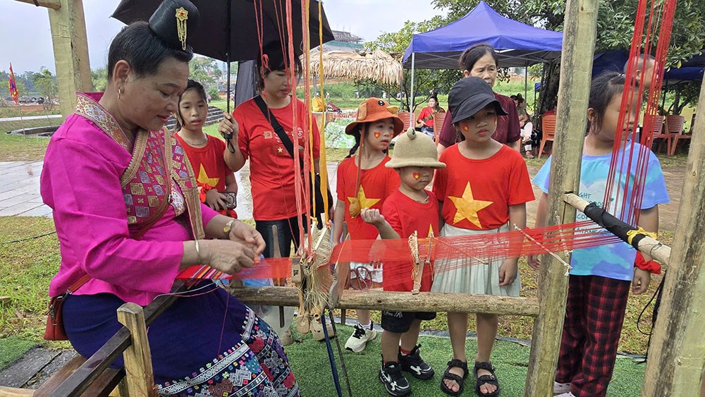Phụ nữ dân tộc thiểu số dệt thổ cẩm tại nhà, góp phần bảo tồn bản sắc văn hóa và phát triển kinh tế gia đình