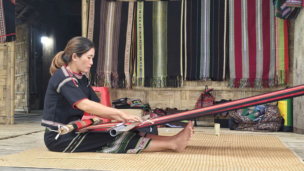 Phụ nữ dân tộc thiểu số dệt thổ cẩm tại nhà, tạo thu nhập ổn định và phát triển kinh tế gia đình