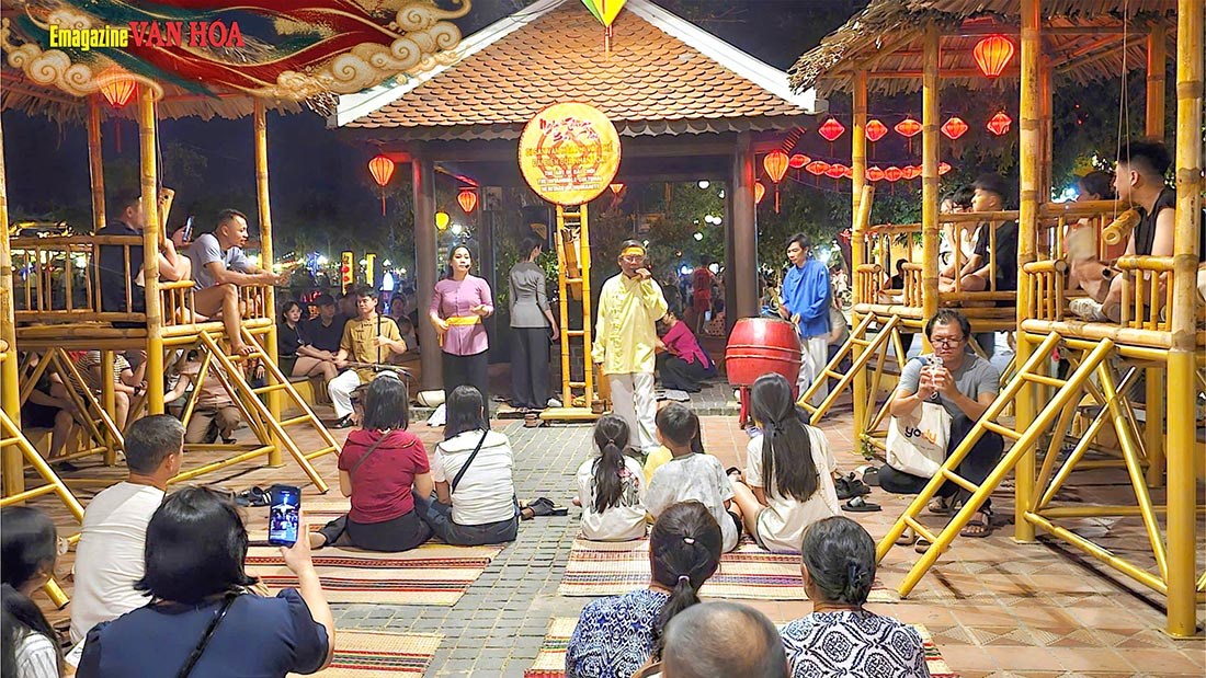 Khán giả thưởng thức biểu diễn nghệ thuật dân gian trong không gian kiến trúc tre truyền thống