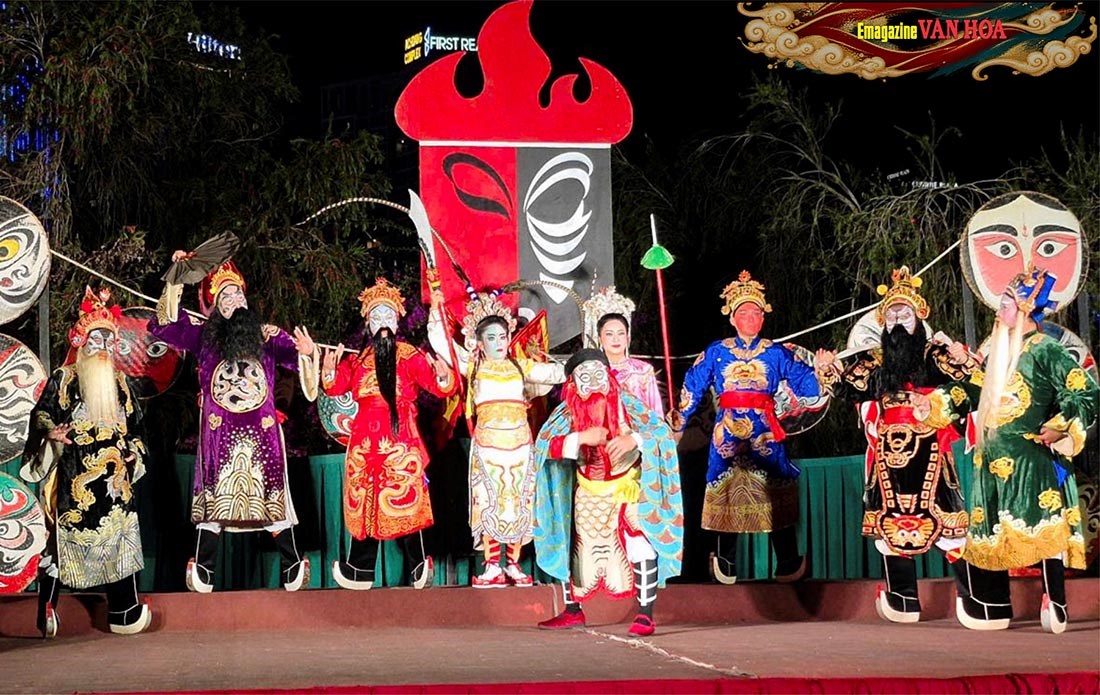 Các nghệ sĩ biểu diễn tuồng với trang phục sân khấu và mặt nạ nghệ thuật truyền thống