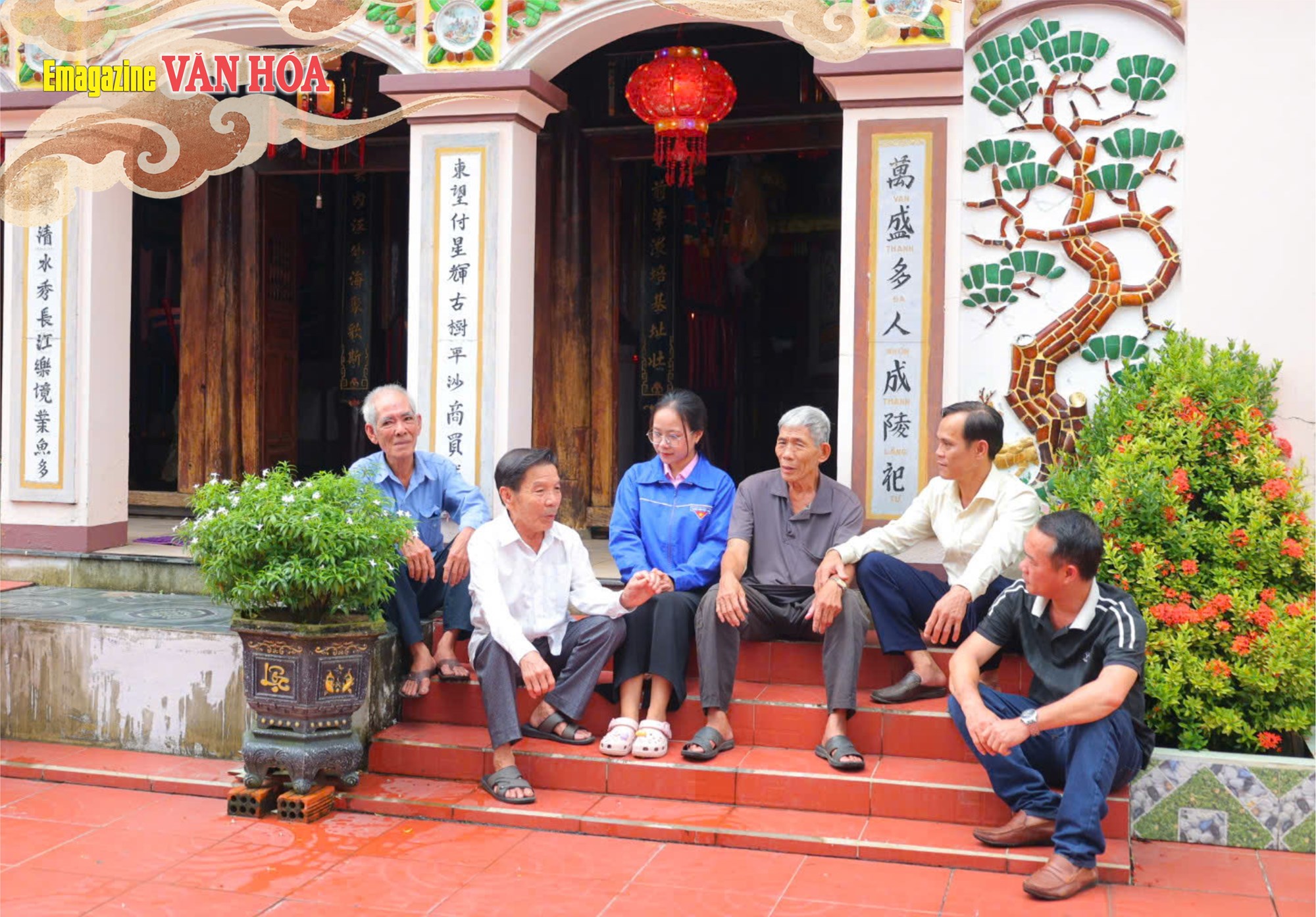Người dân địa phương trò chuyện trước đình làng Vạn Đông Yên, góp phần gìn giữ ký ức cộng đồng