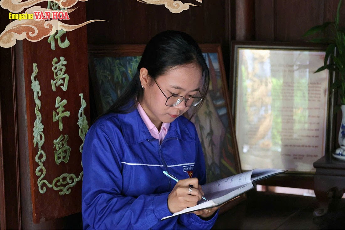 Nữ sinh ghi chép tư liệu tại không gian thờ tự truyền thống, góp phần tìm hiểu và gìn giữ giá trị di sản