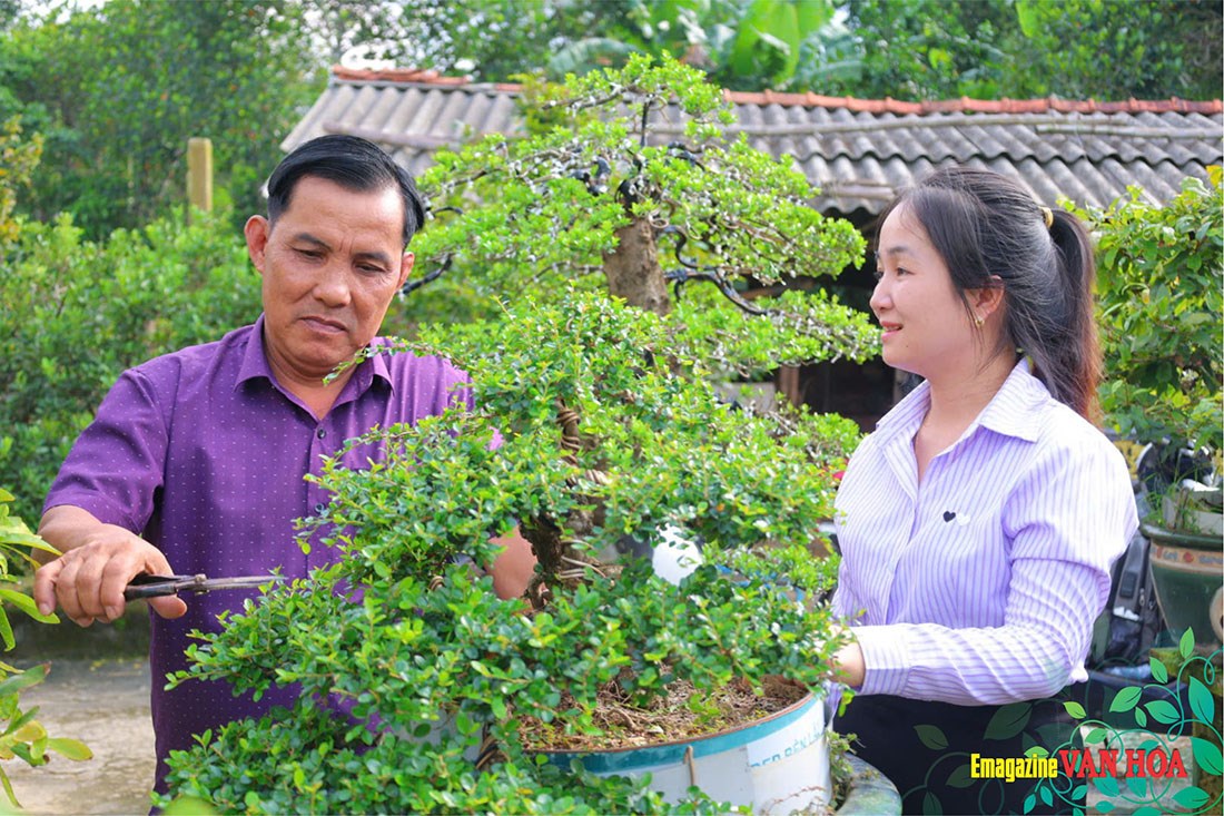 Cán bộ trao đổi với người dân về chăm sóc cây cảnh tại nhà, thể hiện sự gần gũi và gắn bó với đời sống nhân dân