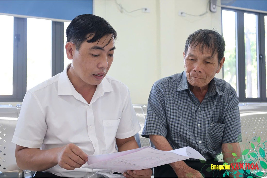 Cán bộ trao đổi, hướng dẫn người dân hoàn thiện giấy tờ và giải quyết công việc tại cơ sở
