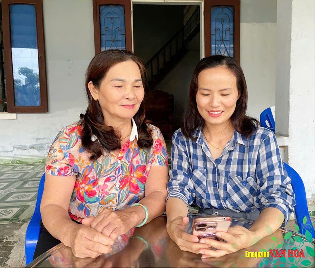 Cán bộ trò chuyện với người dân tại nhà, tìm hiểu tâm tư và đời sống của người dân từ thực tiễn cơ sở