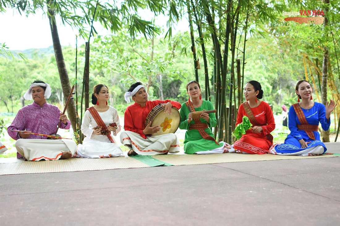 Du khách trải nghiệm nhạc cụ và hoạt động biểu diễn nghệ thuật truyền thống cùng nghệ sĩ bản địa.