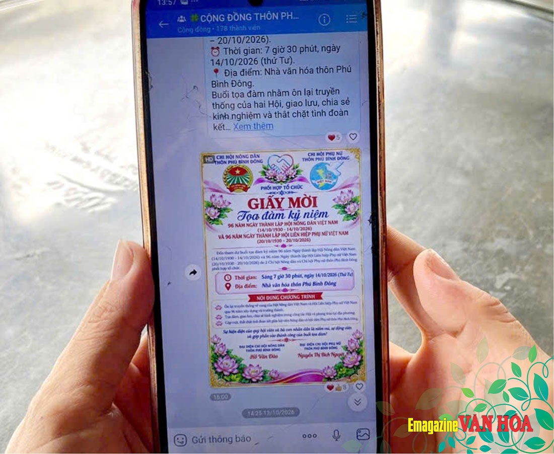Người dân xem thông tin và giấy mời sinh hoạt cộng đồng trên điện thoại thông minh