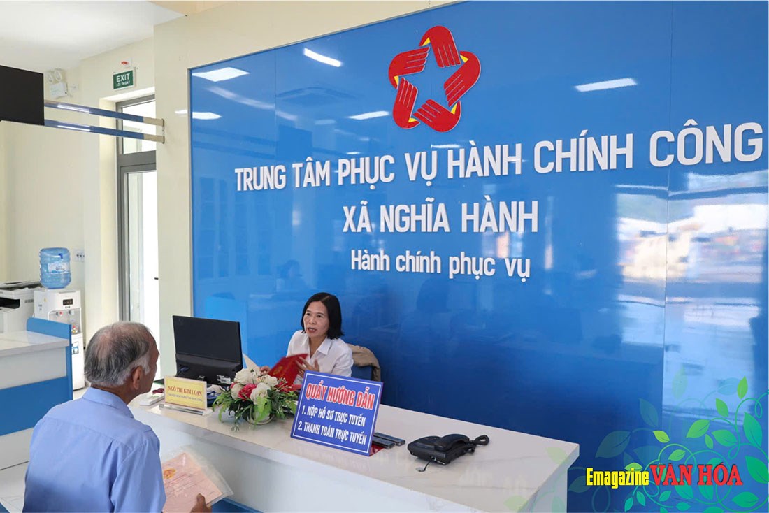 Người dân được hướng dẫn thực hiện thủ tục tại Trung tâm Phục vụ hành chính công xã Nghĩa Hành