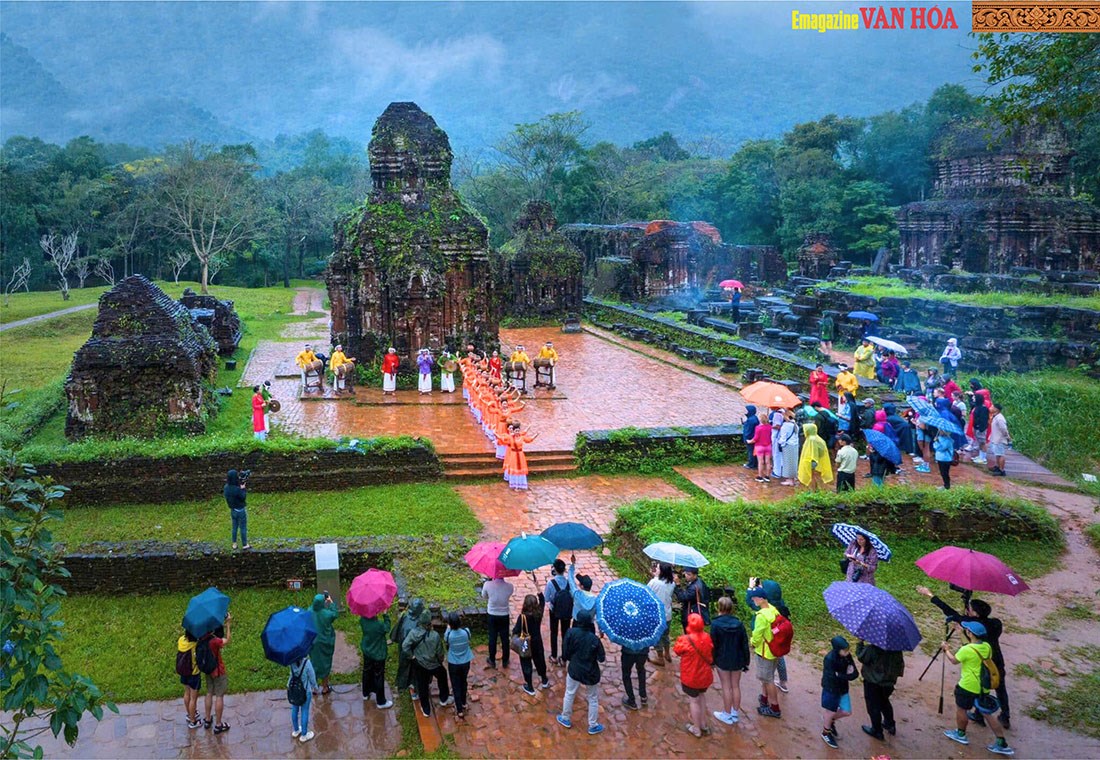 Nghệ sĩ biểu diễn nghệ thuật truyền thống trước quần thể tháp Chăm tại di sản Mỹ Sơn