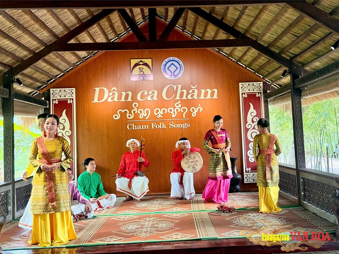 Nghệ nhân biểu diễn dân ca Chăm cùng nhạc cụ truyền thống trong không gian văn hóa Chăm
