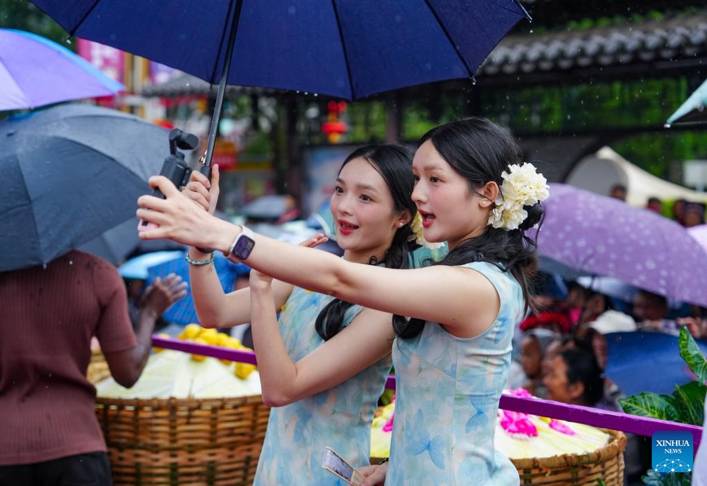 Độc đáo Lễ hội Song sinh Quốc tế tại “thủ phủ song sinh” Trung Quốc - ảnh 2