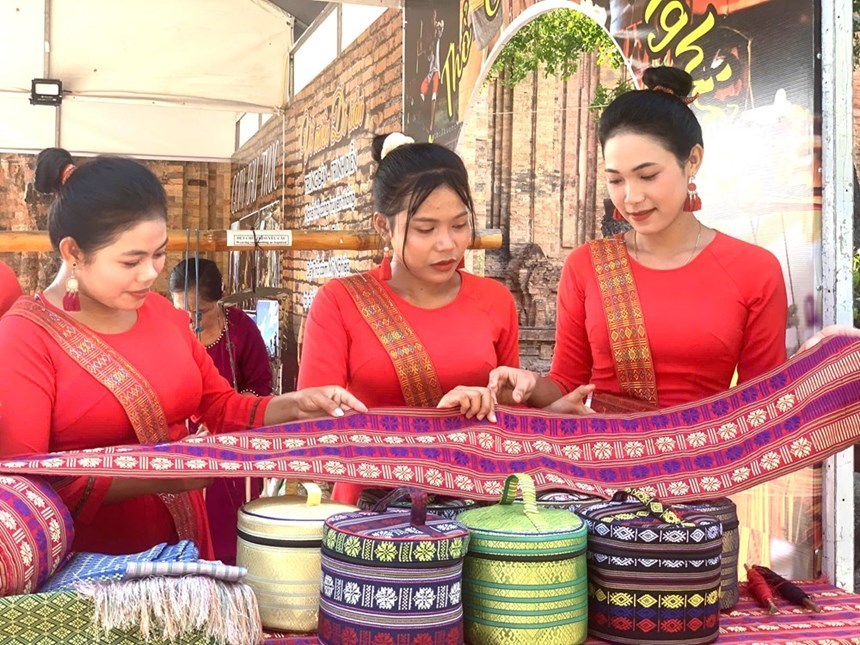 Thiếu nữ Chăm trong trang phục thổ cẩm truyền thống góp phần tôn vinh vẻ đẹp văn hóa và bản sắc dân tộc tại Ngày hội Văn hóa dân tộc Chăm lần thứ VI.