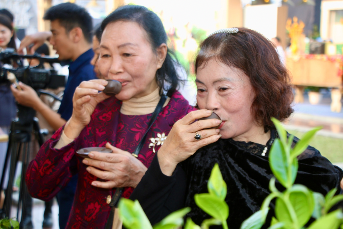 Biển người đổ về thưởng trà giữa quảng trường lớn nhất Thái Nguyên - ảnh 13