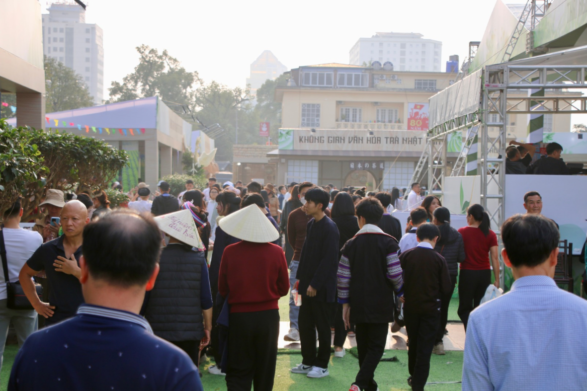 Biển người đổ về thưởng trà giữa quảng trường lớn nhất Thái Nguyên - ảnh 2