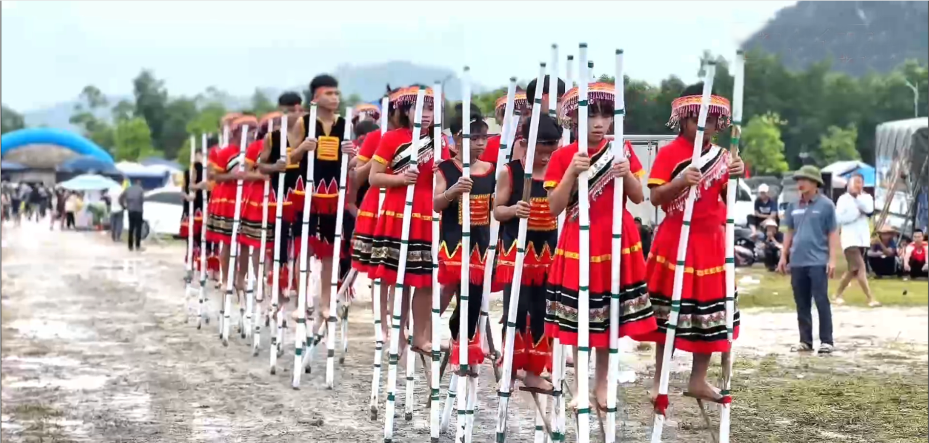 Thanh niên người Nguồn tham gia bắn nỏ và cà kheo tại lễ hội văn hóa truyền thống Minh Hóa