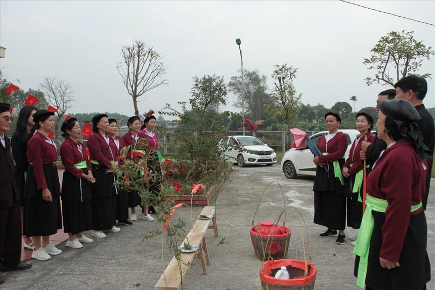 Nghi thức hát chắn cổng trong lễ cưới truyền thống của người Sán Dìu