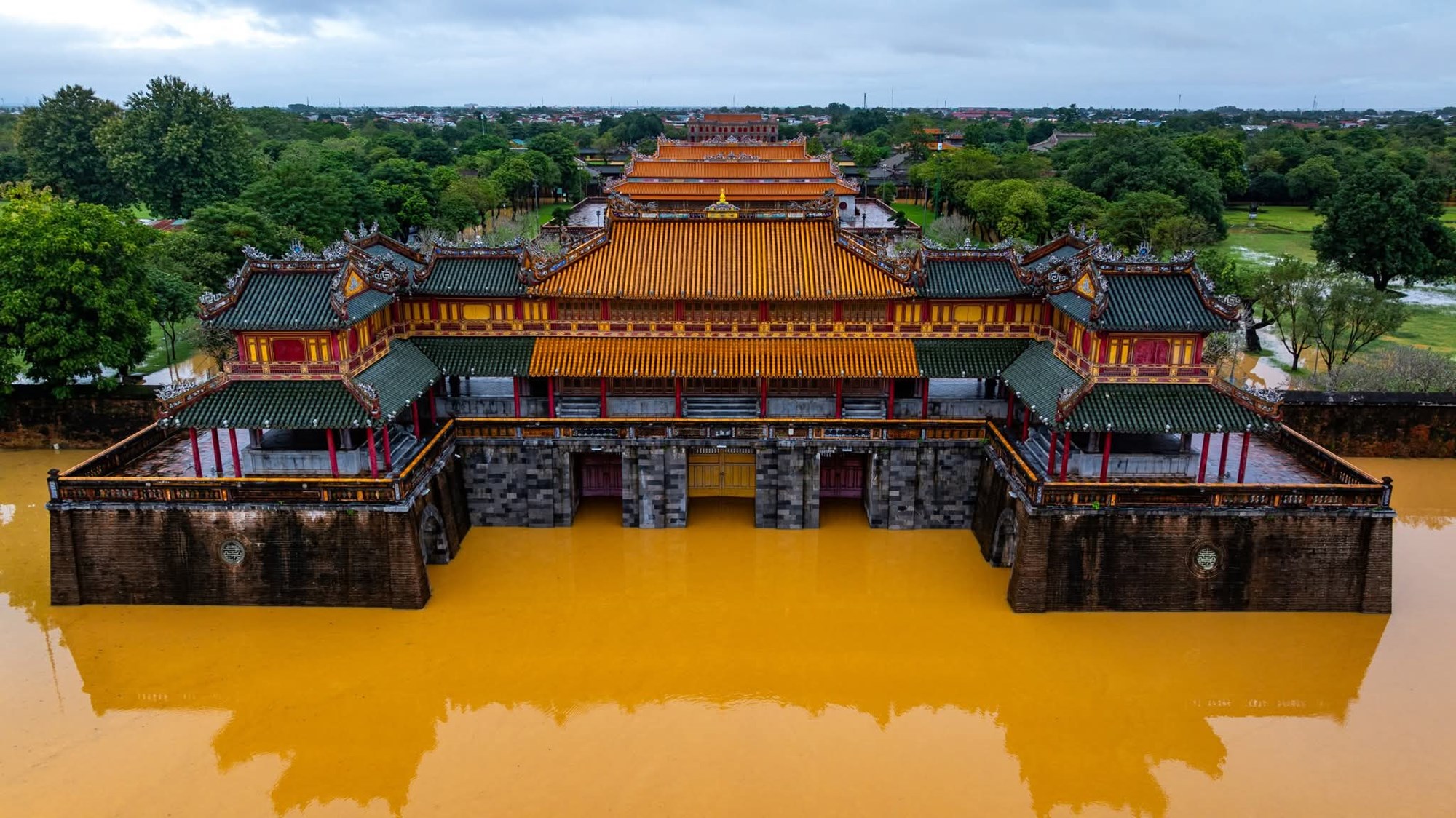 Khu di sản Huế trong ngày mưa lũ  - ảnh 2