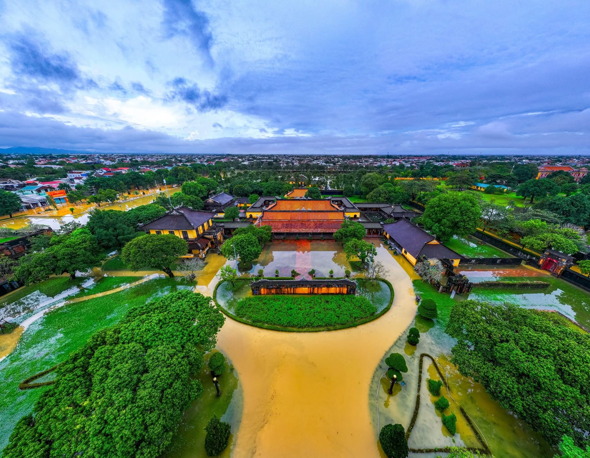 Khu di sản Huế trong ngày mưa lũ  - ảnh 4