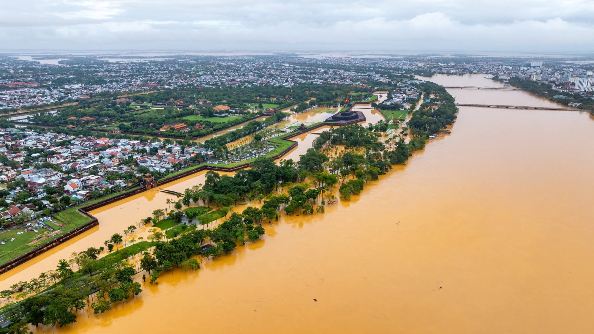 Khu di sản Huế trong ngày mưa lũ  - ảnh 8