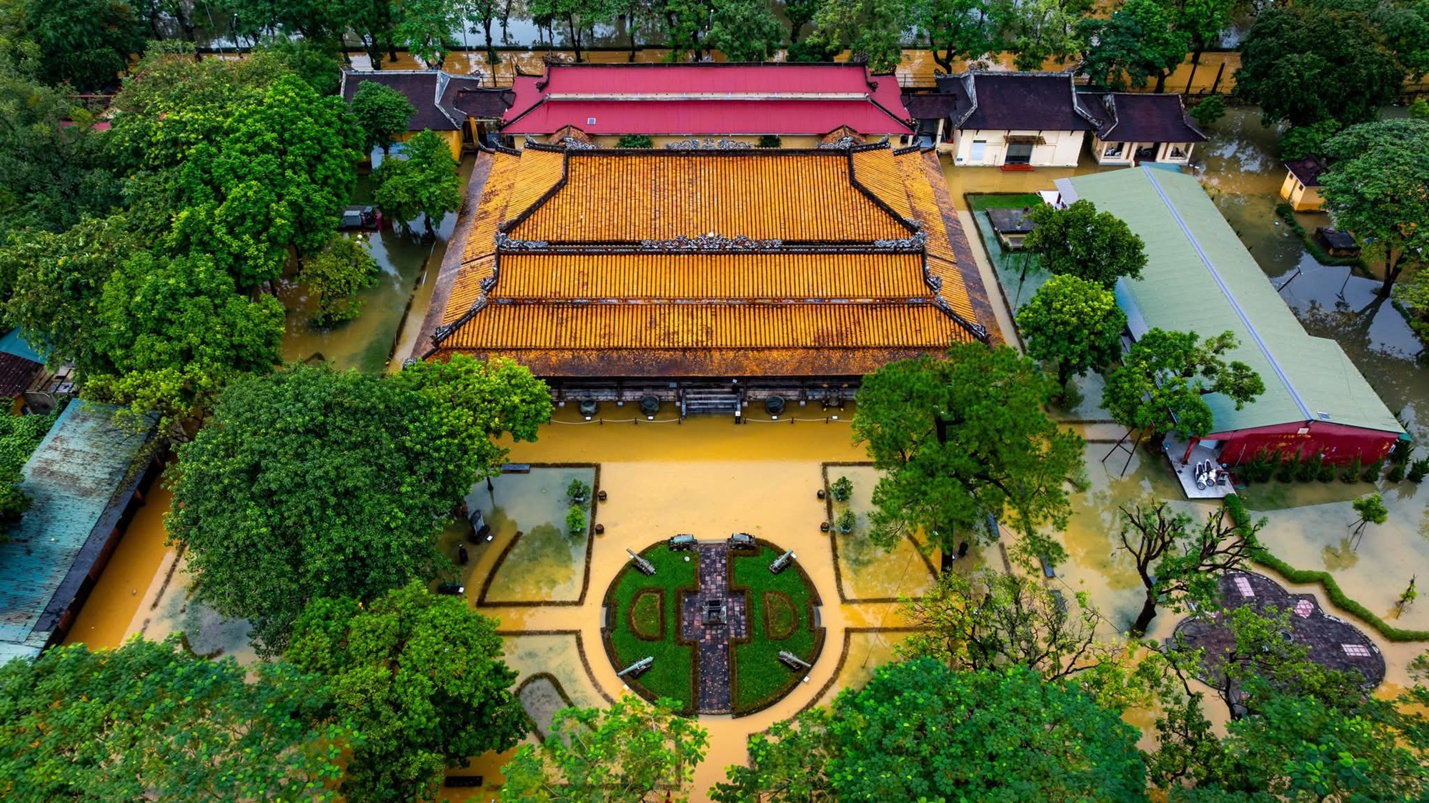 Khu di sản Huế trong ngày mưa lũ  - ảnh 5