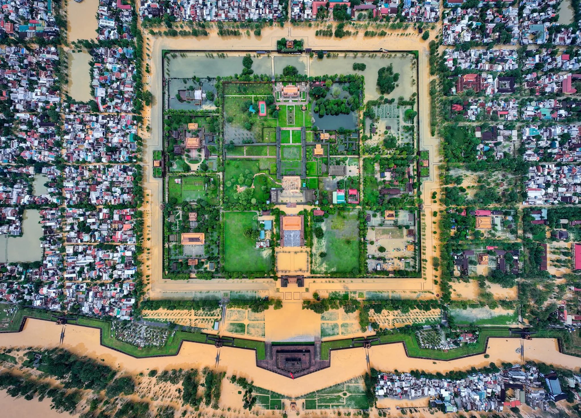 Khu di sản Huế trong ngày mưa lũ  - ảnh 1