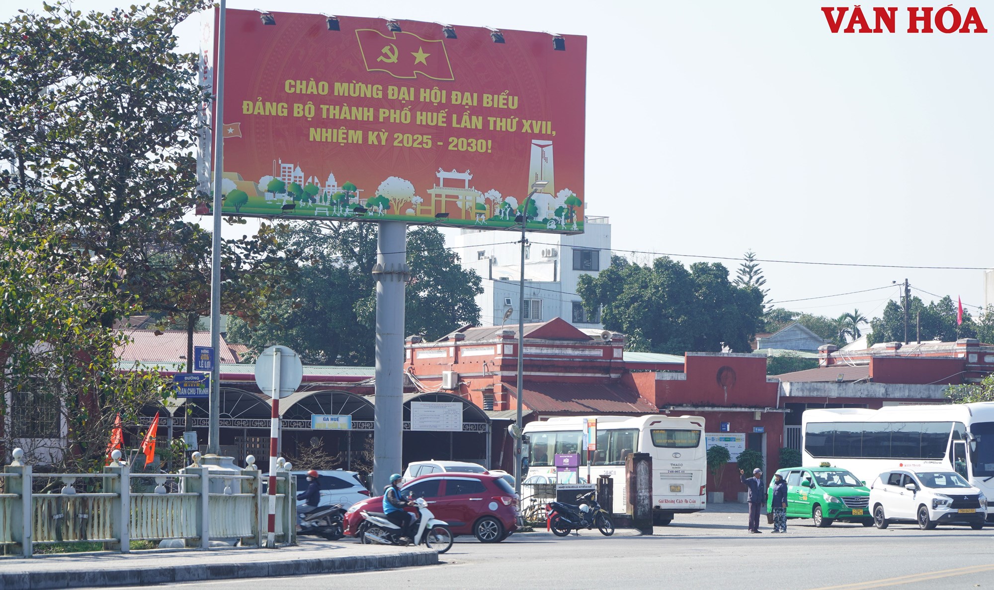 TP. Huế rực rỡ cờ hoa chào mừng Đại hội XIV của Đảng  - ảnh 3