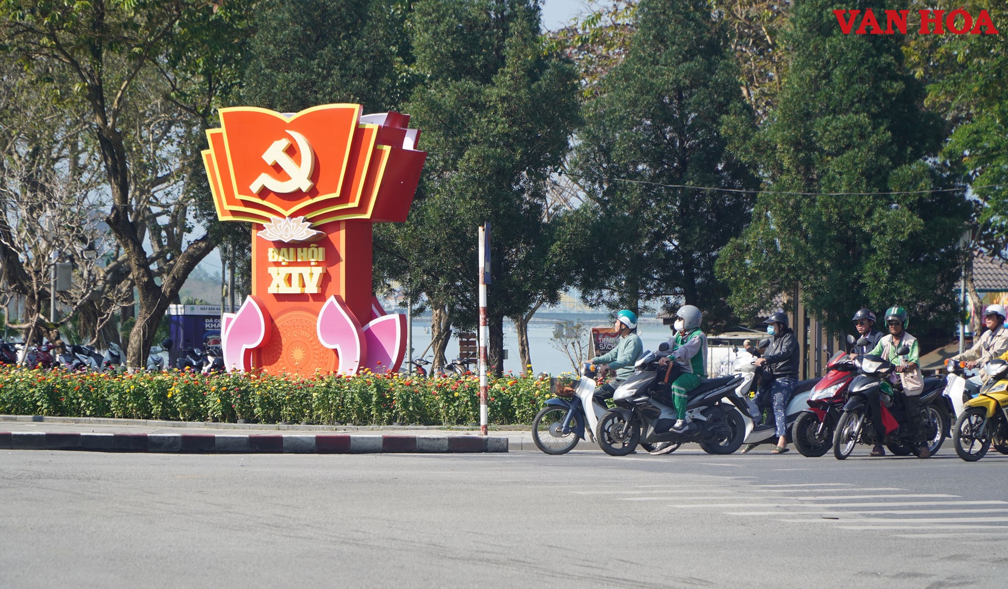 TP. Huế rực rỡ cờ hoa chào mừng Đại hội XIV của Đảng  - ảnh 6