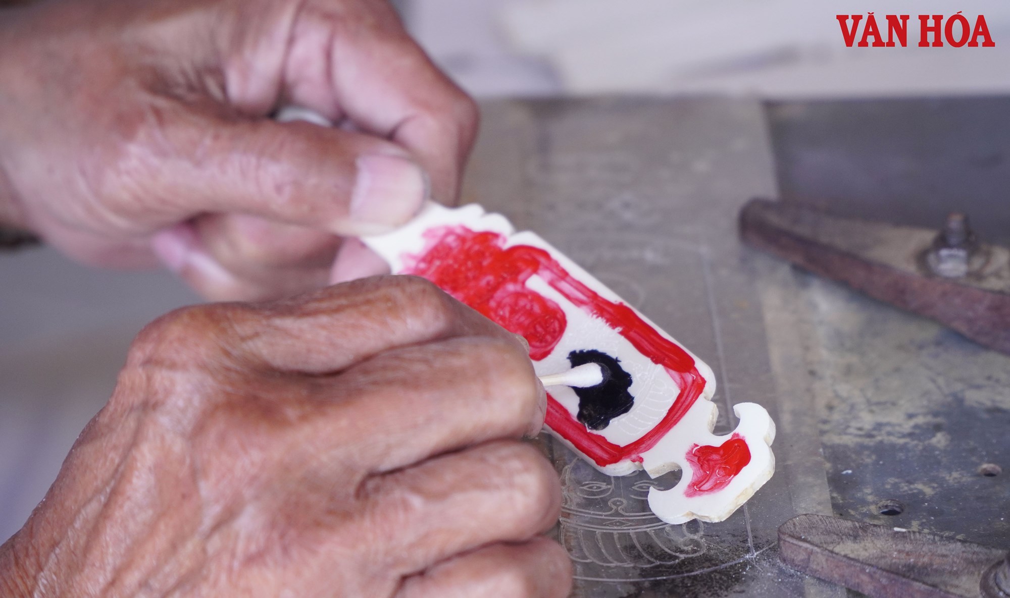Cụ ông hơn 40 năm miệt mài giữ nghề làm xăm hường ở xứ Huế - ảnh 9