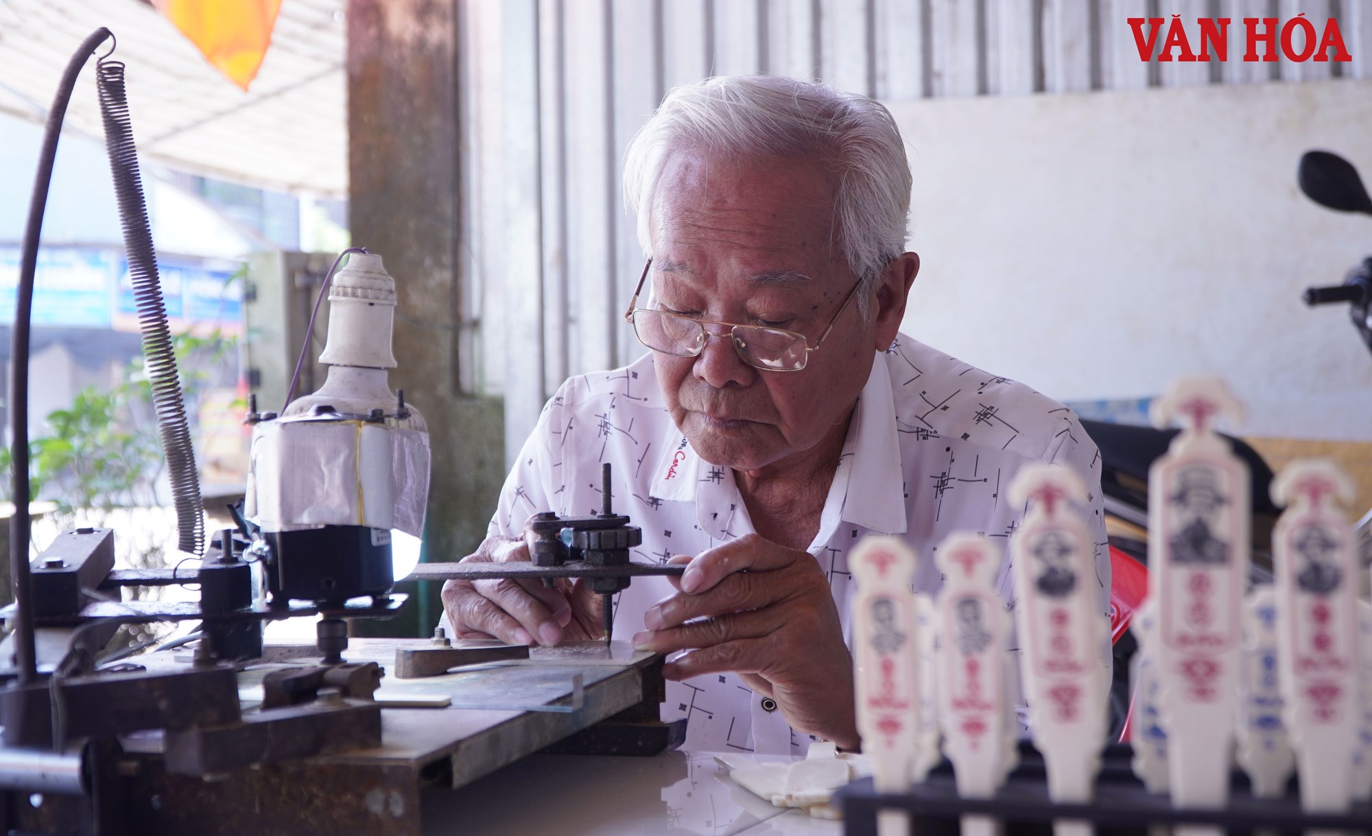 Cụ ông hơn 40 năm miệt mài giữ nghề làm xăm hường ở xứ Huế - ảnh 2
