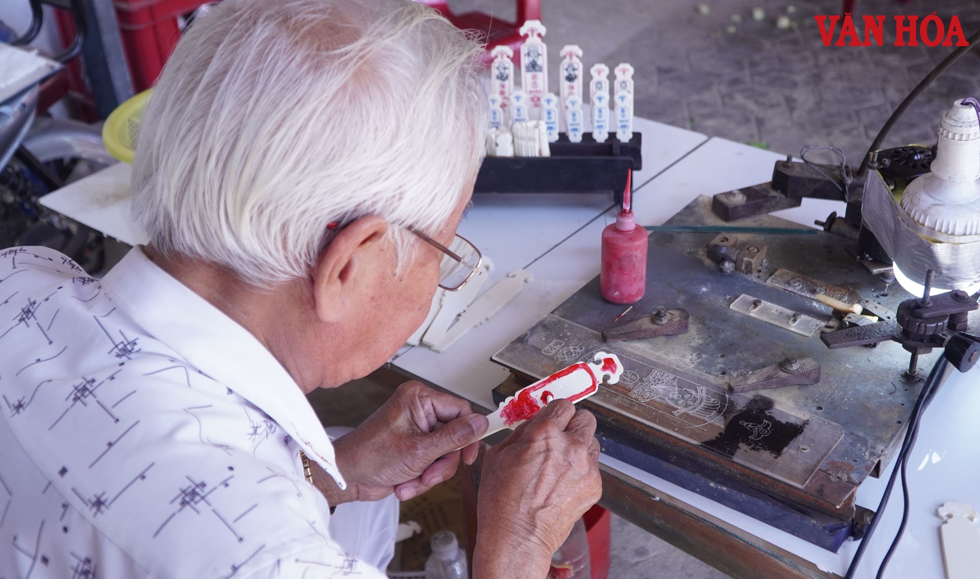 Cụ ông hơn 40 năm miệt mài giữ nghề làm xăm hường ở xứ Huế - ảnh 7
