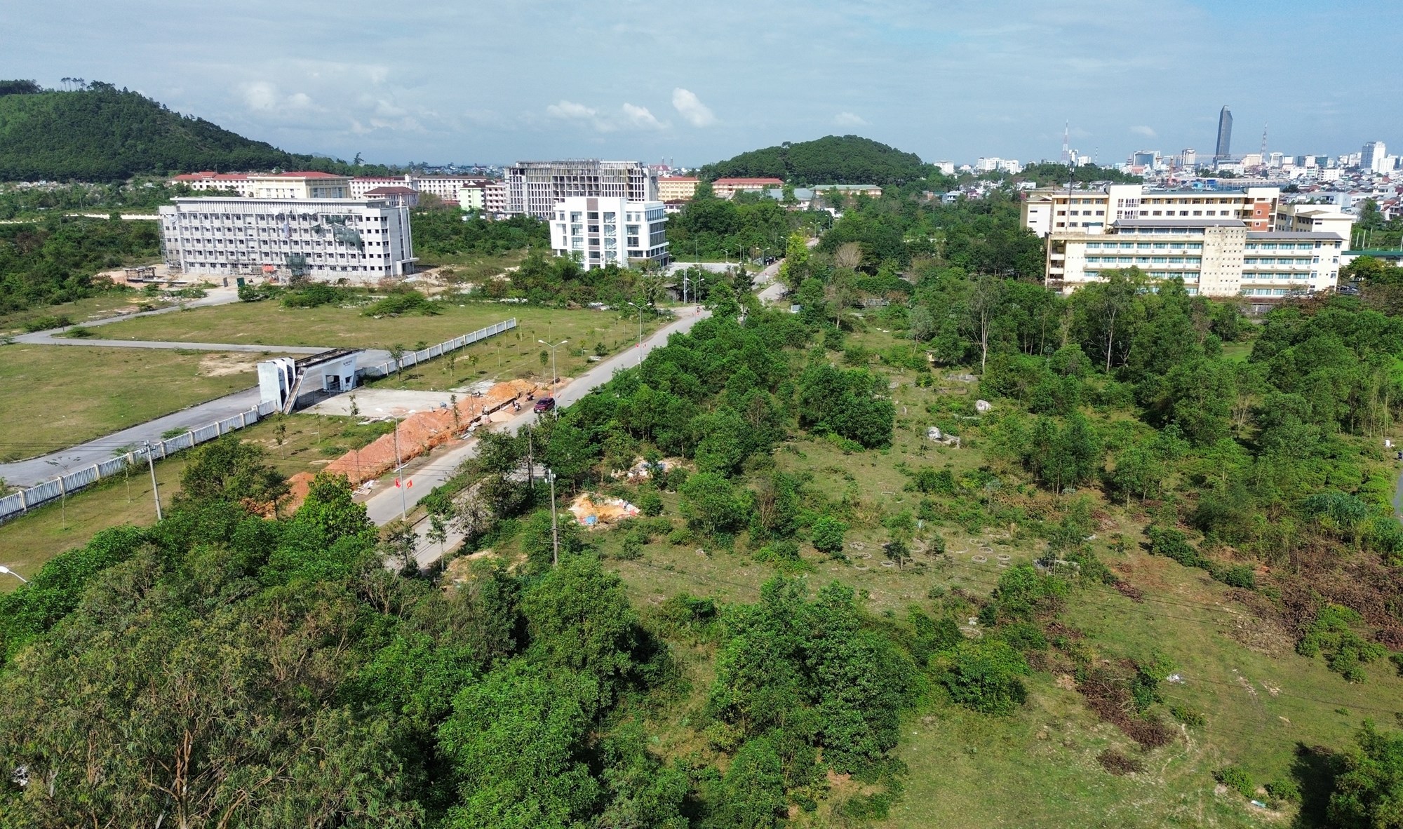 “Sống treo” hàng thập kỷ ở khu quy hoạch Đại học Huế  - ảnh 1