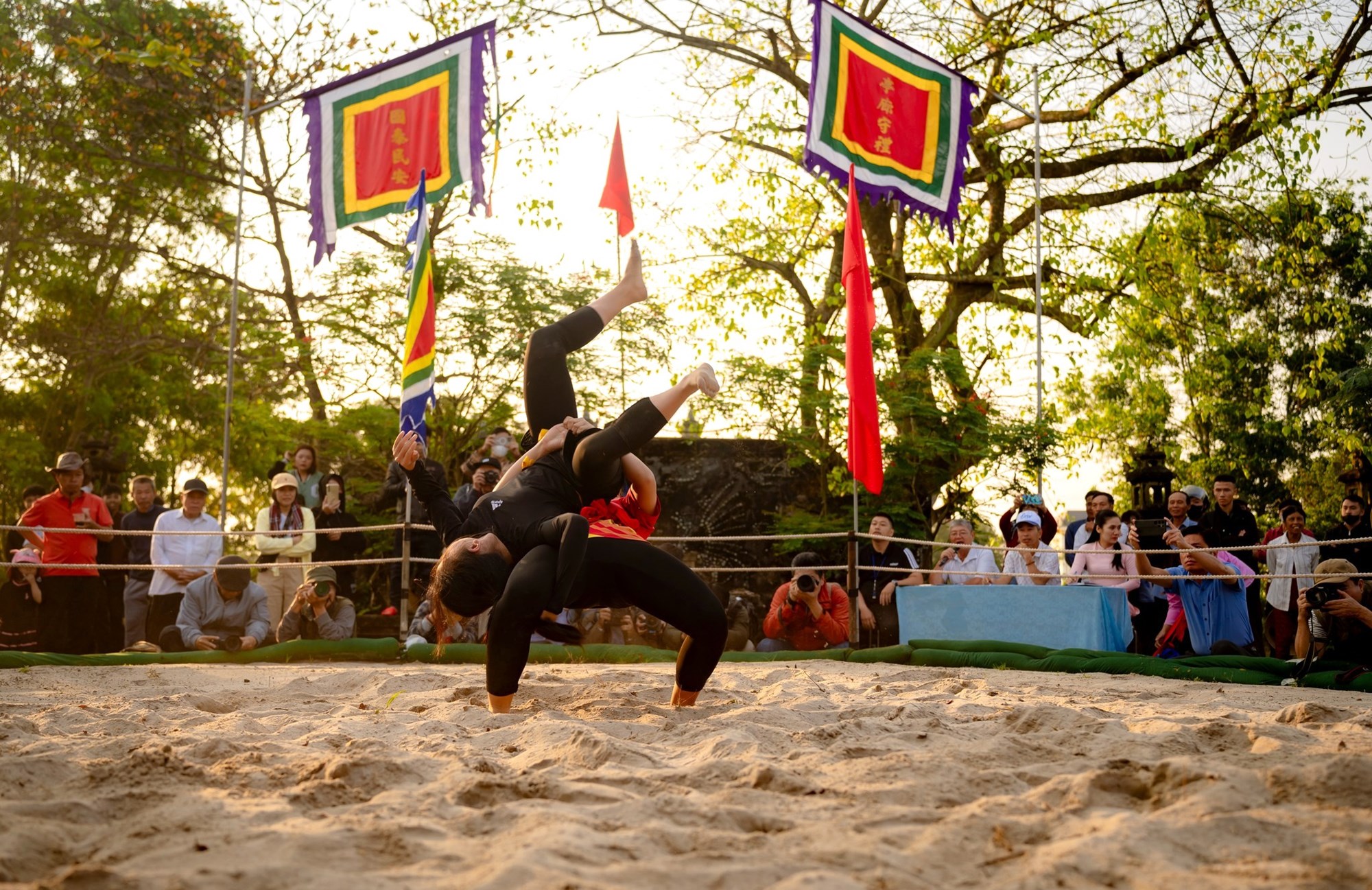 Người trẻ tranh tài tại Hội vật Thủ Lễ đầu năm mới - ảnh 4