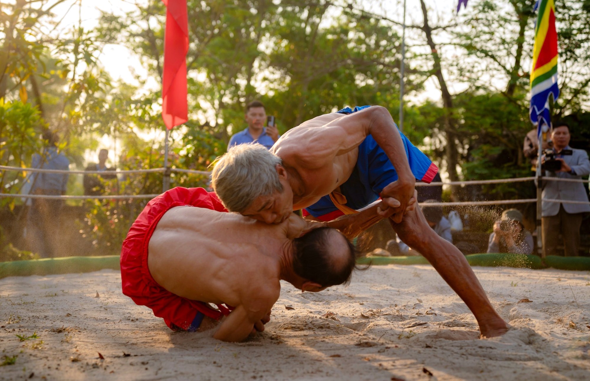 Người trẻ tranh tài tại Hội vật Thủ Lễ đầu năm mới - ảnh 3