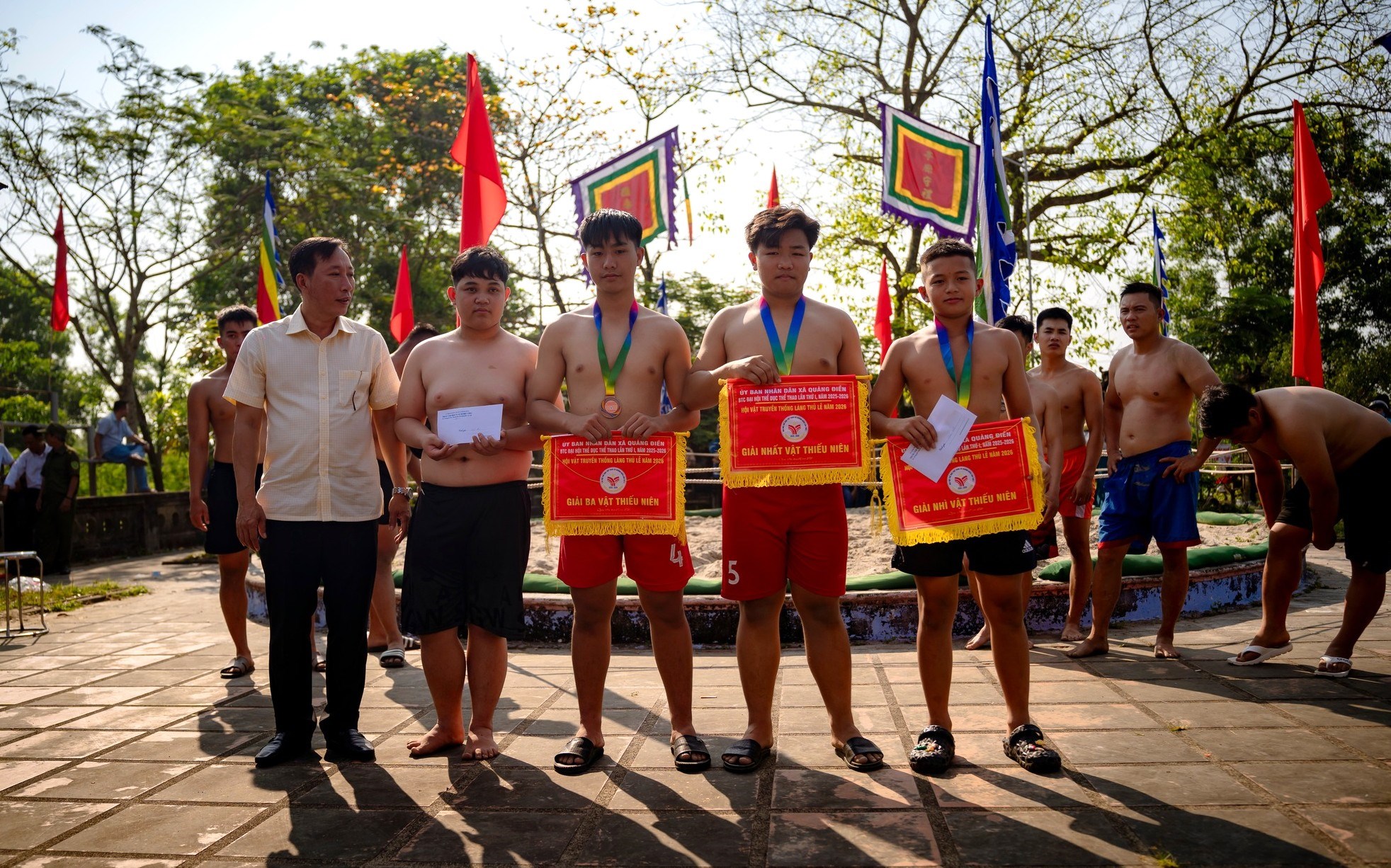 Người trẻ tranh tài tại Hội vật Thủ Lễ đầu năm mới - ảnh 7