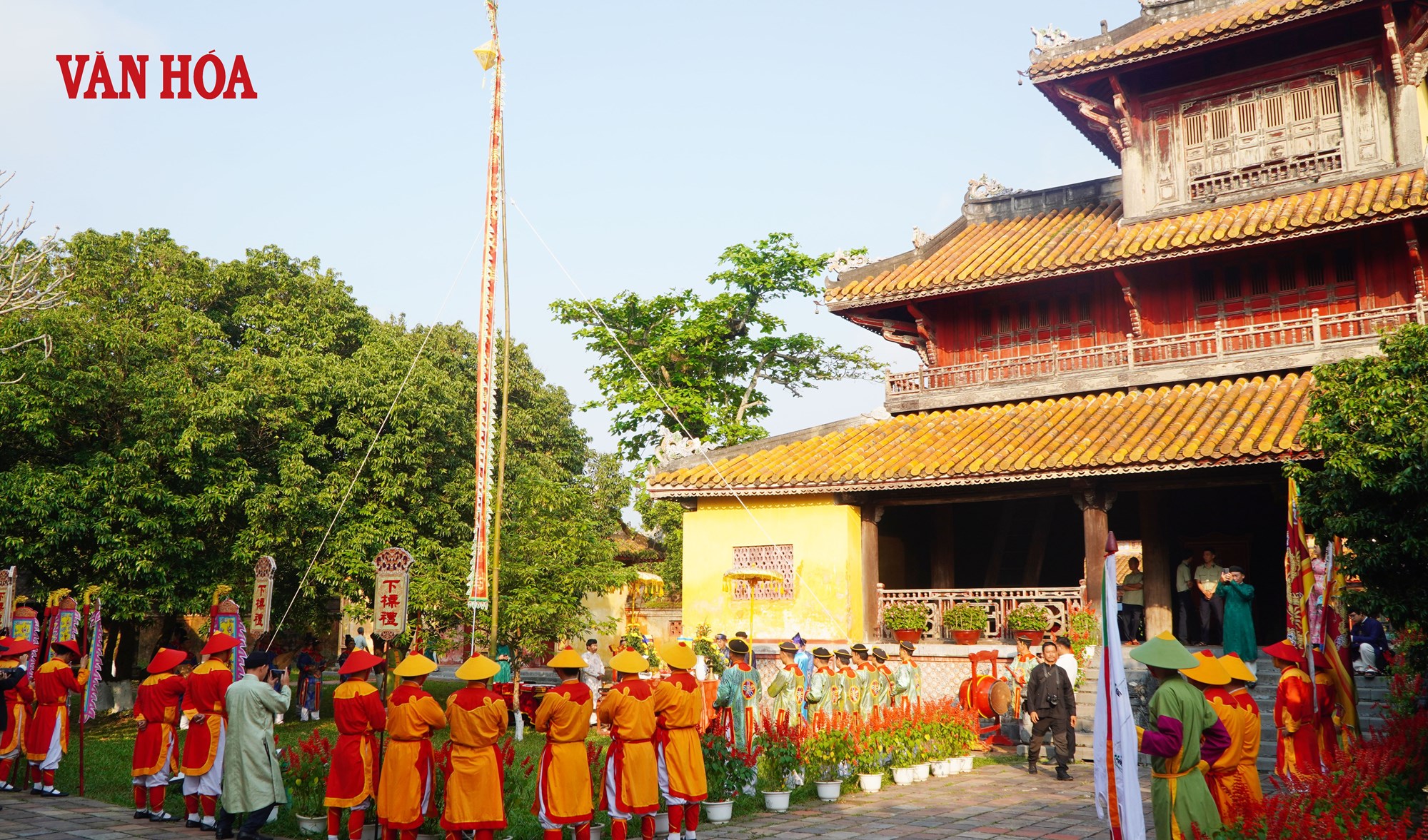 Hạ nêu và khai ấn, tặng chữ đầu năm cho du khách ở khu di sản Huế - ảnh 1
